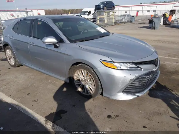 4T1BZ1HK2JU020556 2018 TOYOTA CAMRY - Image 1