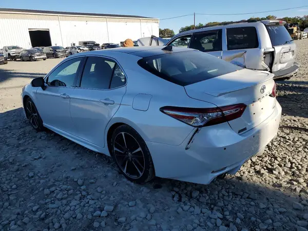 4T1BZ1HK2JU020573 2018 TOYOTA CAMRY - Image 2