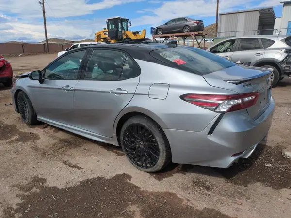 4T1BZ1HK2JU021044 2018 TOYOTA CAMRY - Image 2