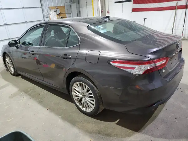 4T1BZ1HK3JU001336 2018 TOYOTA CAMRY - Image 2