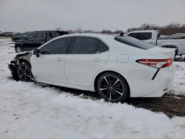 4T1BZ1HK3JU003068 2018 TOYOTA CAMRY - Image 2