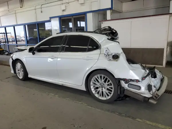 4T1BZ1HK3JU004639 2018 TOYOTA CAMRY - Image 2