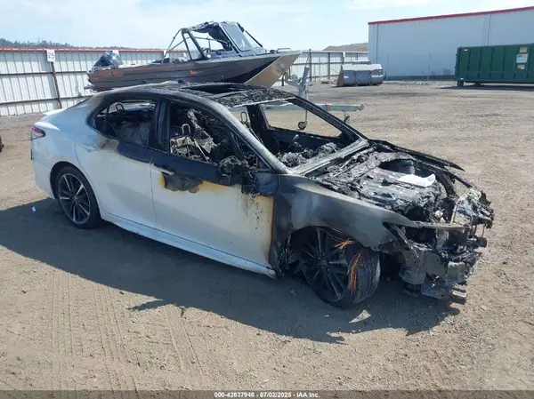 4T1BZ1HK3JU005421 2018 TOYOTA CAMRY - Image 1