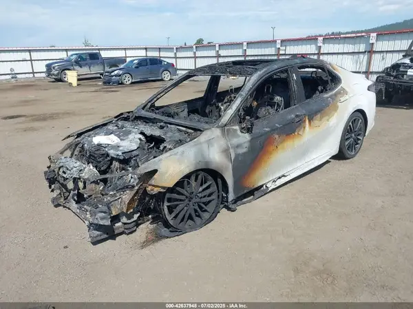 4T1BZ1HK3JU005421 2018 TOYOTA CAMRY - Image 2