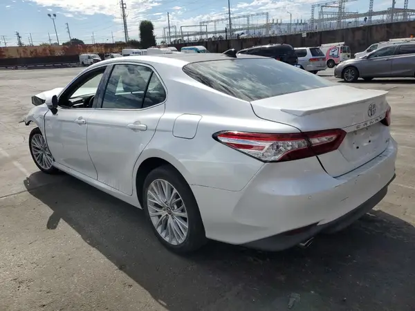 4T1BZ1HK3JU006889 2018 TOYOTA CAMRY - Image 2