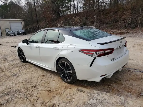 4T1BZ1HK3JU014586 2018 TOYOTA CAMRY - Image 2