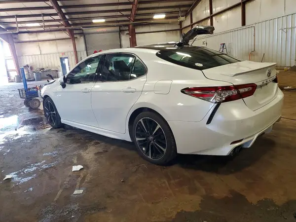 4T1BZ1HK3JU019576 2018 TOYOTA CAMRY - Image 2