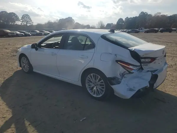 4T1BZ1HK3JU503389 2018 TOYOTA CAMRY - Image 2