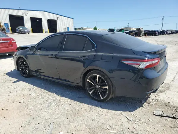 4T1BZ1HK3JU504302 2018 TOYOTA CAMRY - Image 2