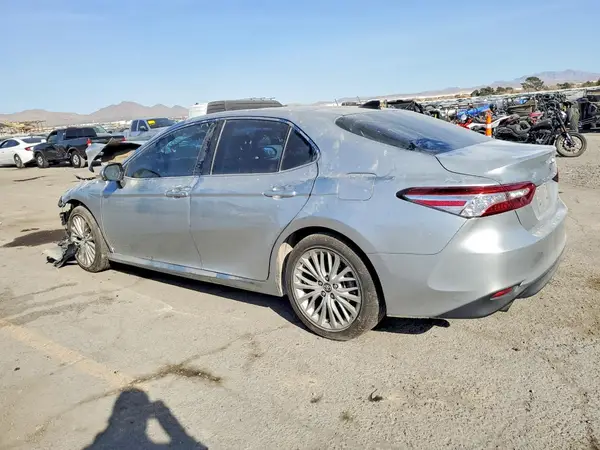 4T1BZ1HK4JU005251 2018 TOYOTA CAMRY - Image 2
