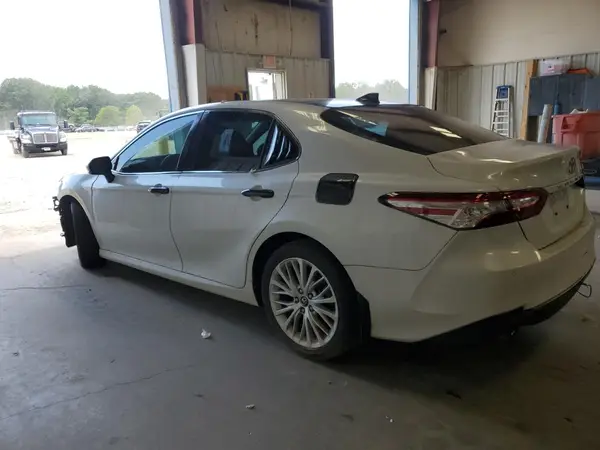 4T1BZ1HK4JU005380 2018 TOYOTA CAMRY - Image 2