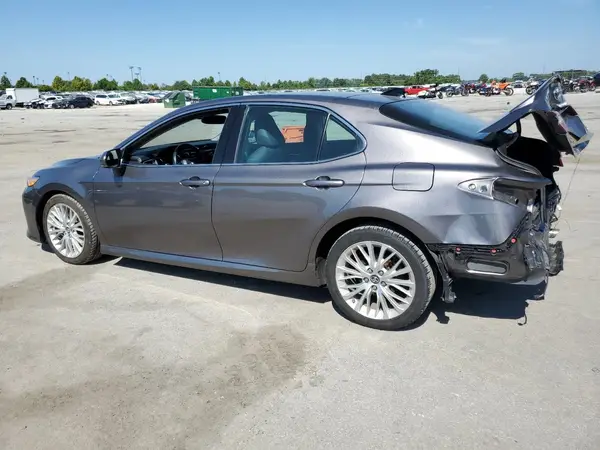 4T1BZ1HK4JU010434 2018 TOYOTA CAMRY - Image 2