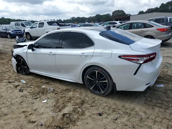 4T1BZ1HK4JU010966 2018 TOYOTA CAMRY - Image 2