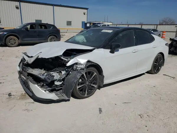 4T1BZ1HK4JU011437 2018 TOYOTA CAMRY - Image 1