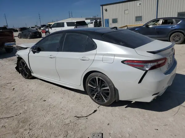 4T1BZ1HK4JU011437 2018 TOYOTA CAMRY - Image 2