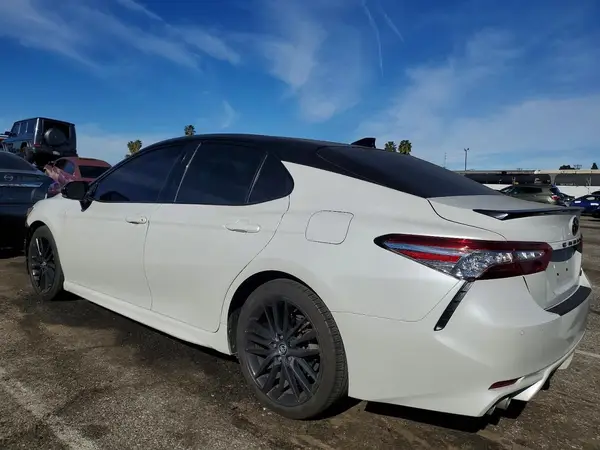 4T1BZ1HK4JU013575 2018 TOYOTA CAMRY - Image 2