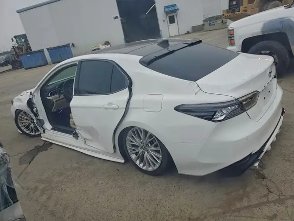 4T1BZ1HK4JU017528 2018 TOYOTA CAMRY - Image 2