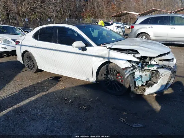 4T1BZ1HK4JU019196 2018 TOYOTA CAMRY - Image 1