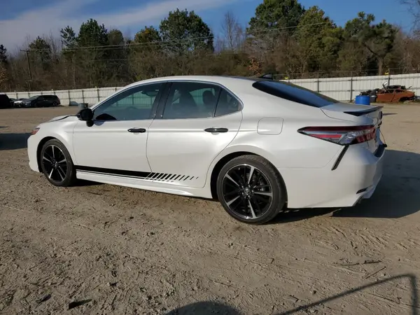 4T1BZ1HK4JU021563 2018 TOYOTA CAMRY - Image 2