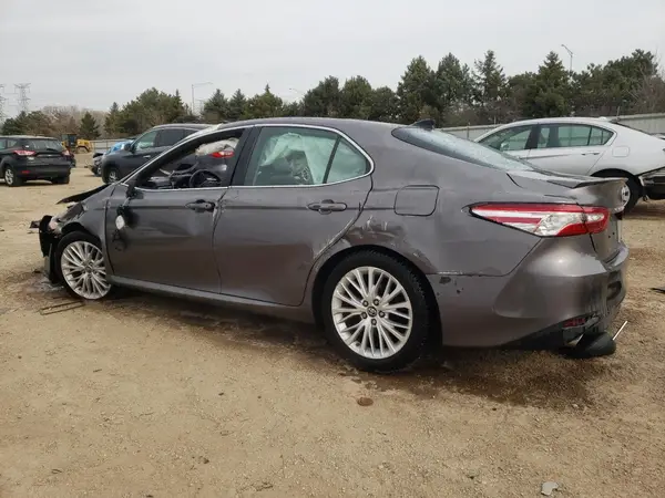 4T1BZ1HK5JU001662 2018 TOYOTA CAMRY - Image 2