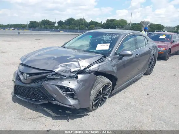 4T1BZ1HK5JU002598 2018 TOYOTA CAMRY - Image 2