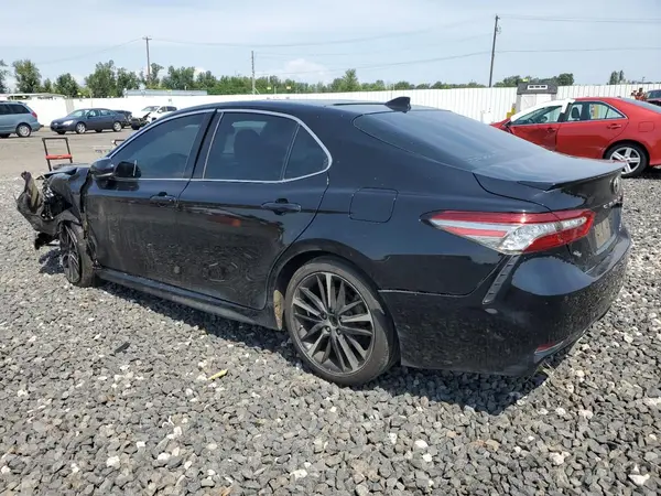 4T1BZ1HK5JU003024 2018 TOYOTA CAMRY - Image 2