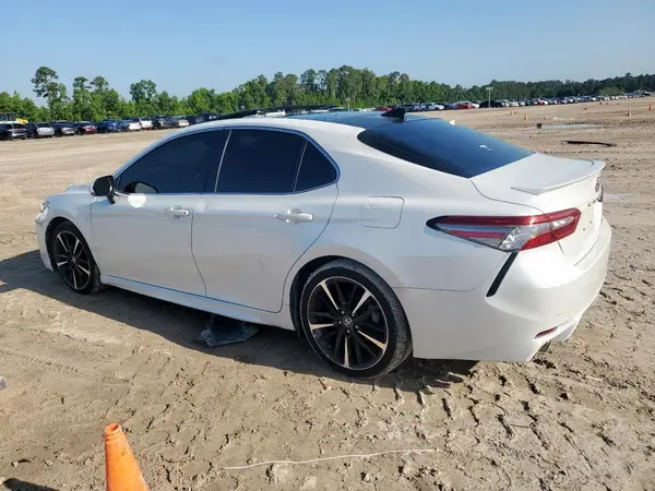 4T1BZ1HK5JU003105 2018 TOYOTA CAMRY - Image 2