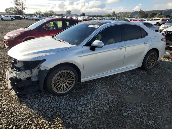 4T1BZ1HK6JU007986 2018 TOYOTA CAMRY - Image 1