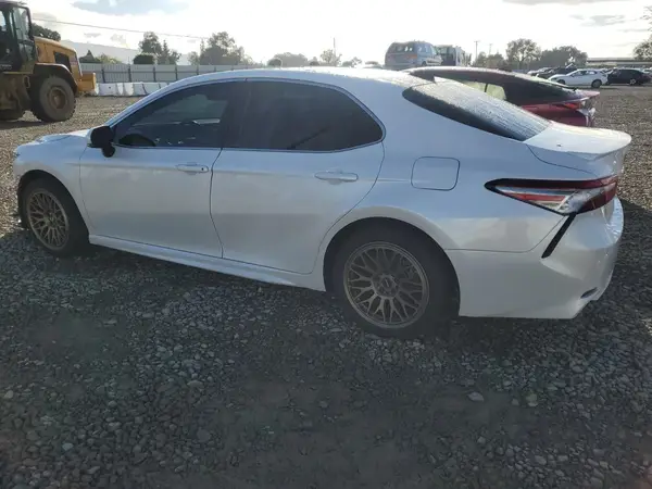 4T1BZ1HK6JU007986 2018 TOYOTA CAMRY - Image 2