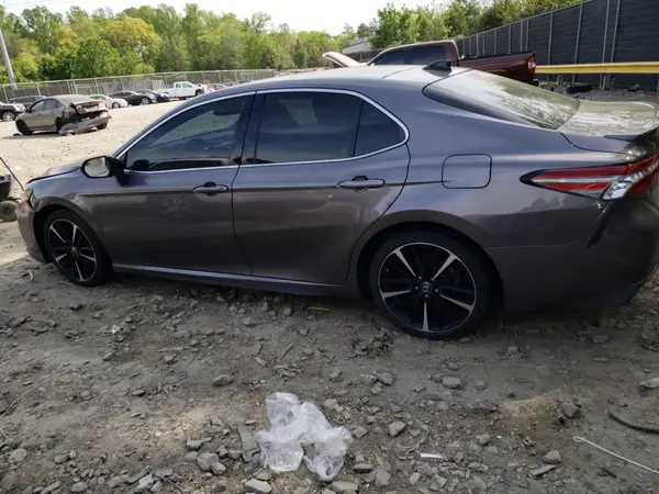 4T1BZ1HK6JU009124 2018 TOYOTA CAMRY - Image 2