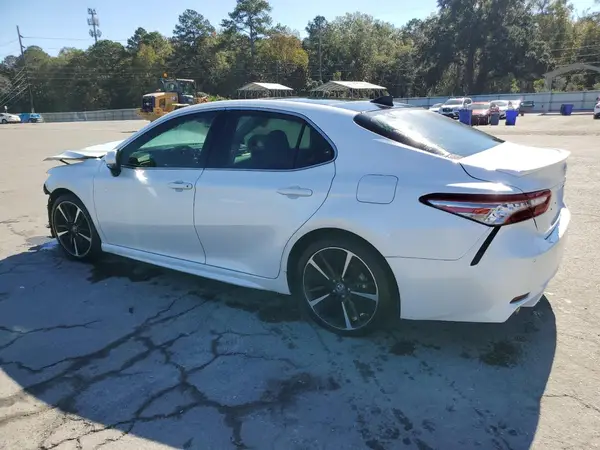 4T1BZ1HK6JU014016 2018 TOYOTA CAMRY - Image 2