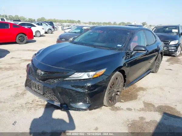 4T1BZ1HK6JU018261 2018 TOYOTA CAMRY - Image 2
