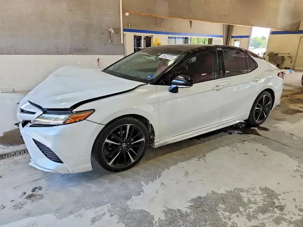 4T1BZ1HK6JU020365 2018 TOYOTA CAMRY - Image 1