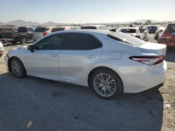 4T1BZ1HK7JU003235 2018 TOYOTA CAMRY - Image 2
