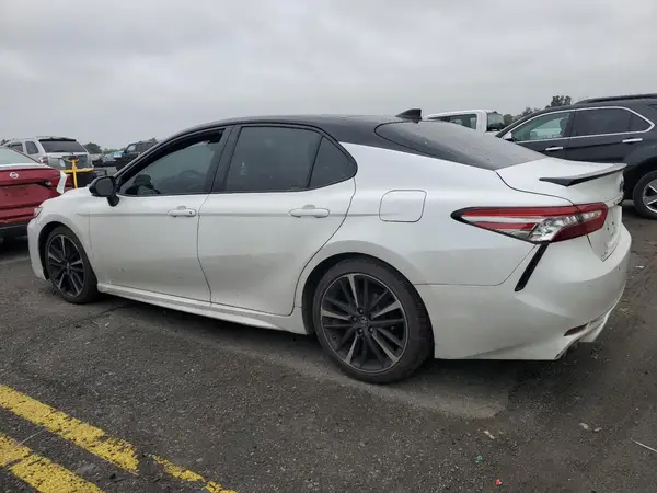 4T1BZ1HK7JU005227 2018 TOYOTA CAMRY - Image 2