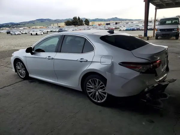 4T1BZ1HK7JU005504 2018 TOYOTA CAMRY - Image 2