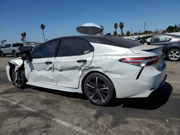 4T1BZ1HK7JU010492 2018 TOYOTA CAMRY - Image 2