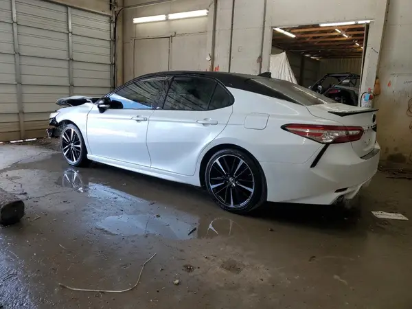 4T1BZ1HK7JU014784 2018 TOYOTA CAMRY - Image 2