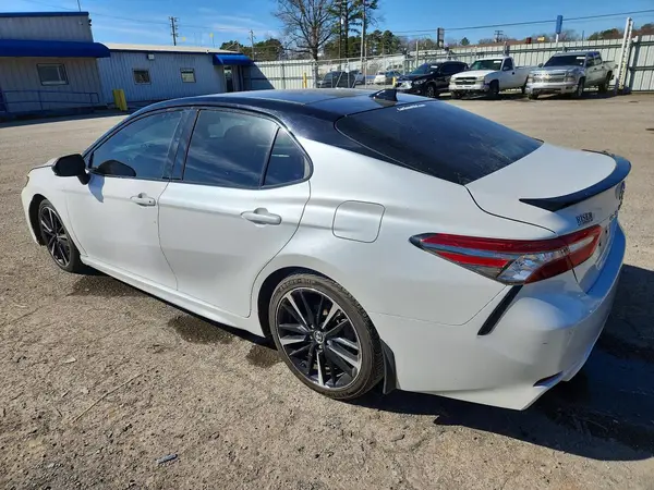 4T1BZ1HK7JU015157 2018 TOYOTA CAMRY - Image 2
