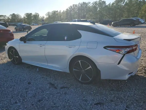 4T1BZ1HK7JU016809 2018 TOYOTA CAMRY - Image 2
