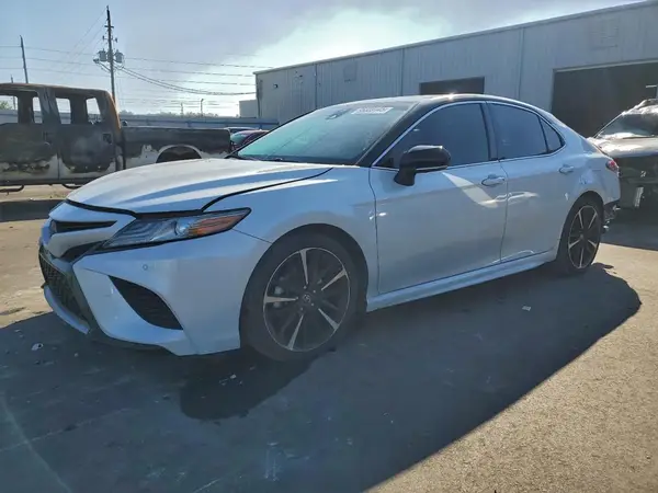 4T1BZ1HK7JU017863 2018 TOYOTA CAMRY - Image 1