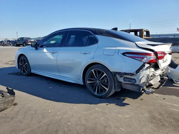 4T1BZ1HK7JU017863 2018 TOYOTA CAMRY - Image 2