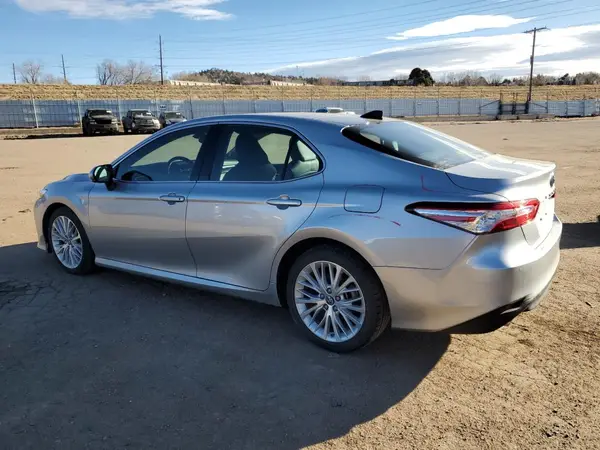 4T1BZ1HK7JU501127 2018 TOYOTA CAMRY - Image 2