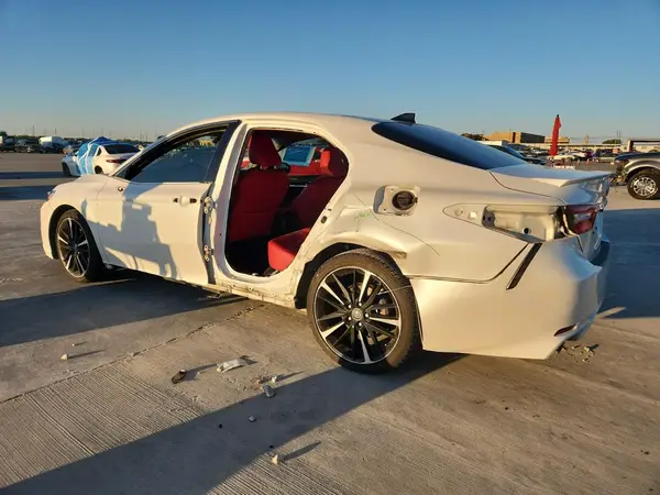 4T1BZ1HK7JU506537 2018 TOYOTA CAMRY - Image 2