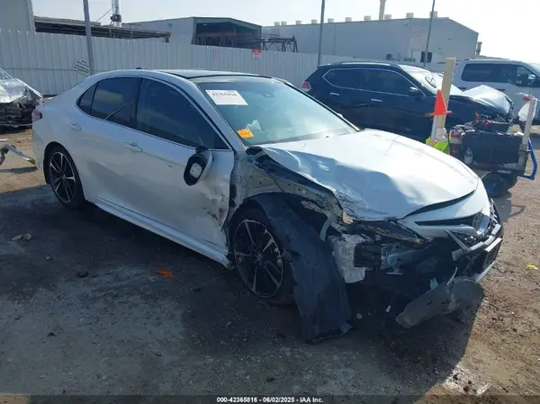 4T1BZ1HK8JU003311 2018 TOYOTA CAMRY - Image 1
