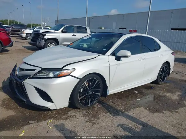 4T1BZ1HK8JU003311 2018 TOYOTA CAMRY - Image 2