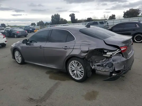 4T1BZ1HK8JU005379 2018 TOYOTA CAMRY - Image 2
