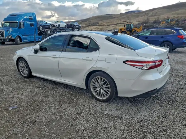 4T1BZ1HK8JU005396 2018 TOYOTA CAMRY - Image 2
