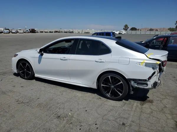 4T1BZ1HK8JU007004 2018 TOYOTA CAMRY - Image 2