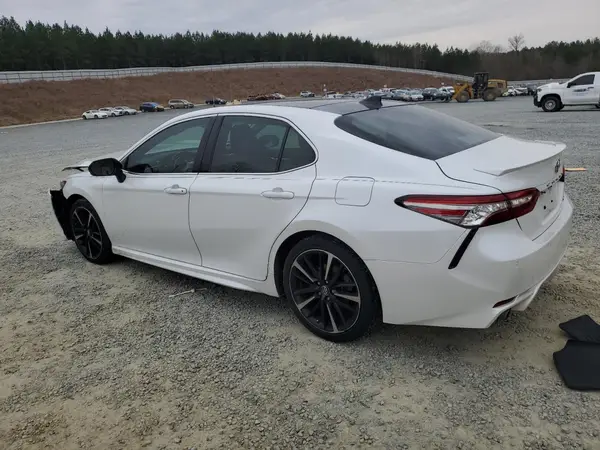 4T1BZ1HK8JU010145 2018 TOYOTA CAMRY - Image 2